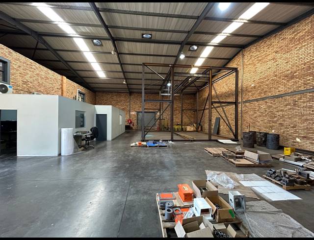 600M² WAREHOUSE TO LET IN BRENTWOOD PARK
